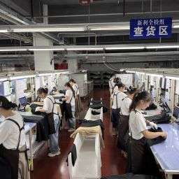 Garment finishing process ensuring wrinkle-free presentation before packing