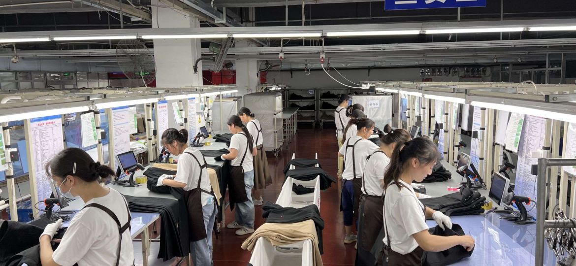 Garment finishing process ensuring wrinkle-free presentation before packing