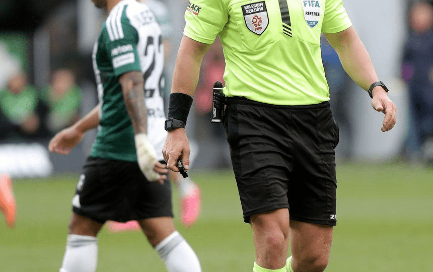 Professional referee uniform featuring official-style design, functional fabric and comfortable fit