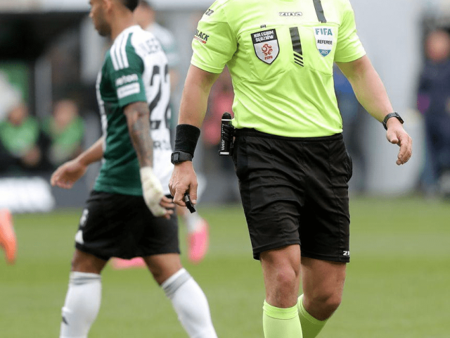 Professional referee uniform featuring official-style design, functional fabric and comfortable fit