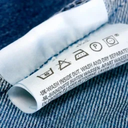 Garment care label with washing and drying instructions